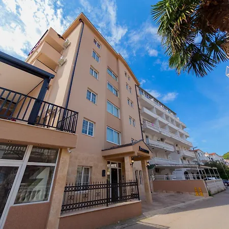 Azzuro Apartament *